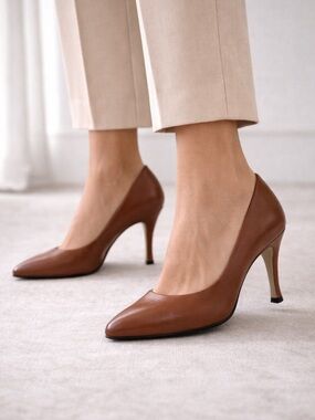 Spanish Leather Classic Pumps Vintage– Timeless Brown Heels | Size 7 EUC